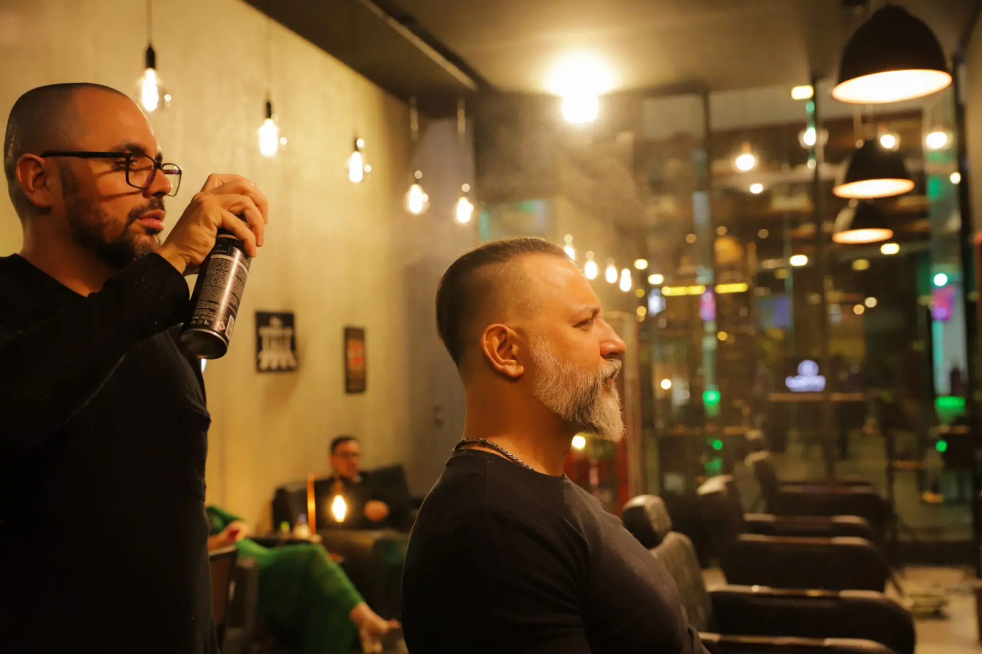 Ambiente climatizado e confortável da barbearia
